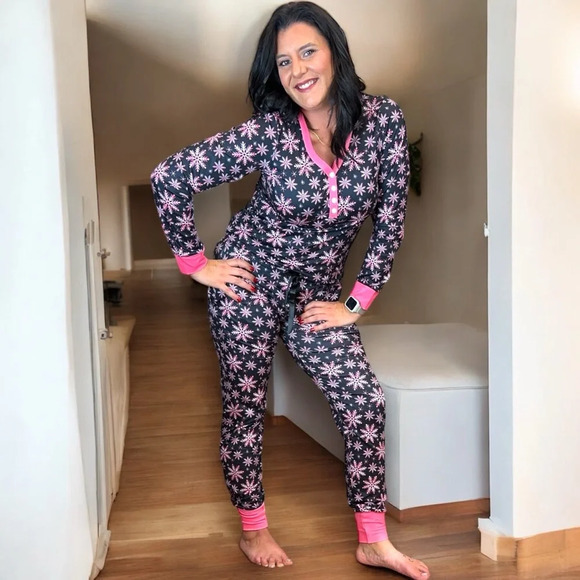 Shirley & Stone jogger pajama lounge set pink‎ snowflake - Picture 3 of 12
